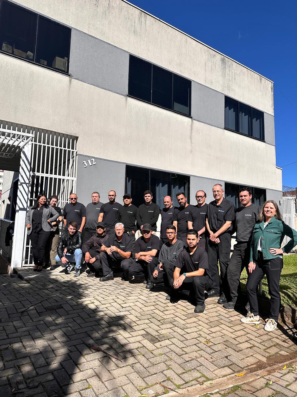 Equipe Elevare Elevadores na sede da empresa