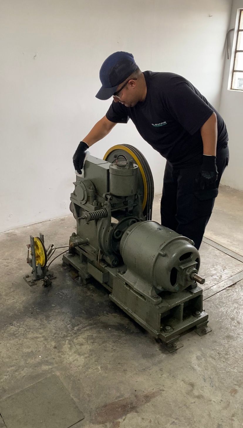 Técnico Elevare realizando modernização técnica em motor de elevador