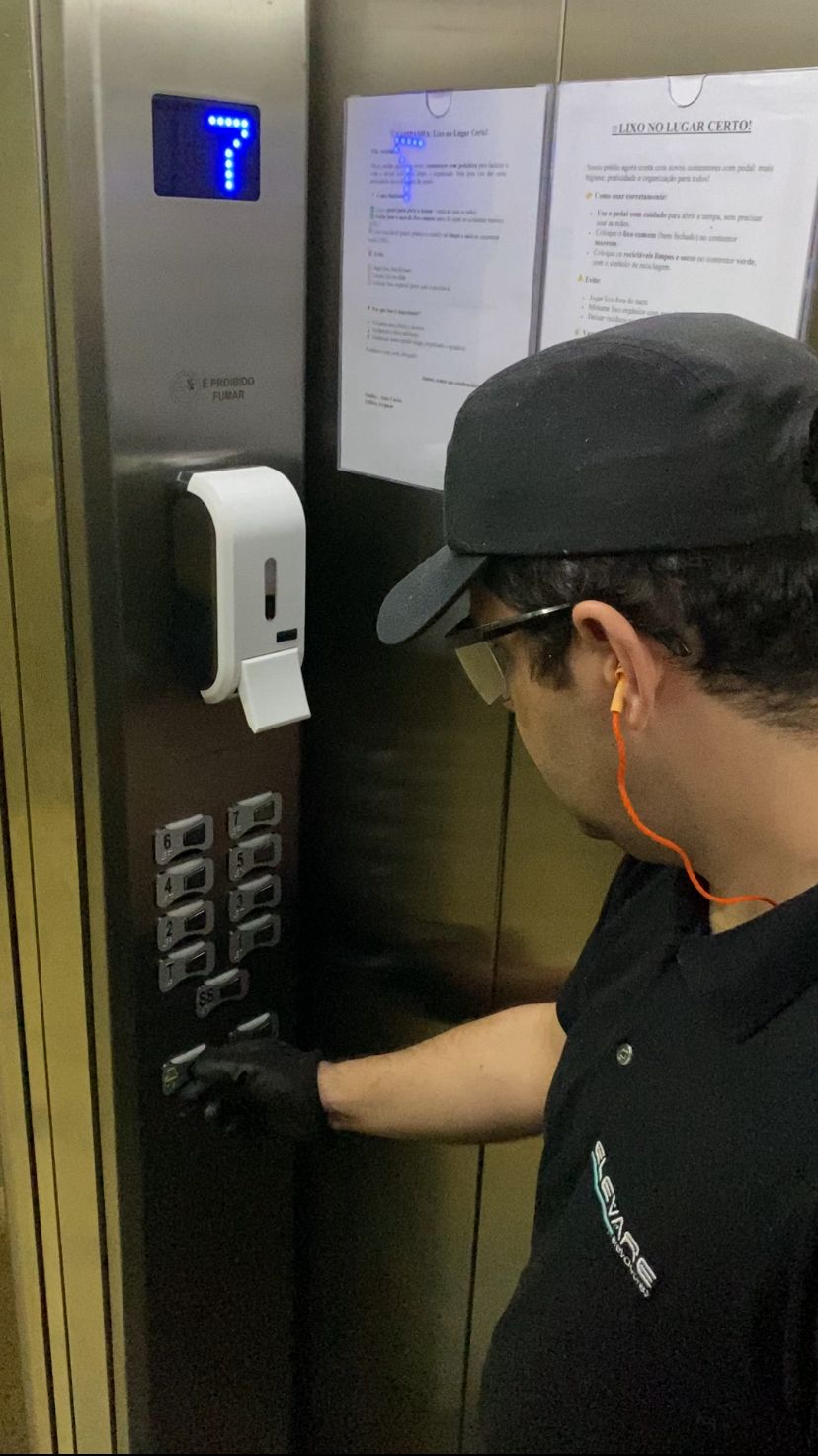 Técnico Elevare realizando manutenção preventiva